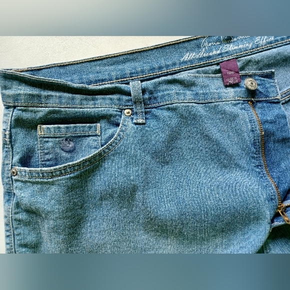 A Gloria Vanderbilt Amanda All-Around Slimming Effect Capri Denim Jeans - Picture 8 of 8